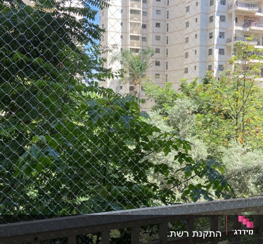 רשת מתכת על מרפסת למניעת כניסת יונים
